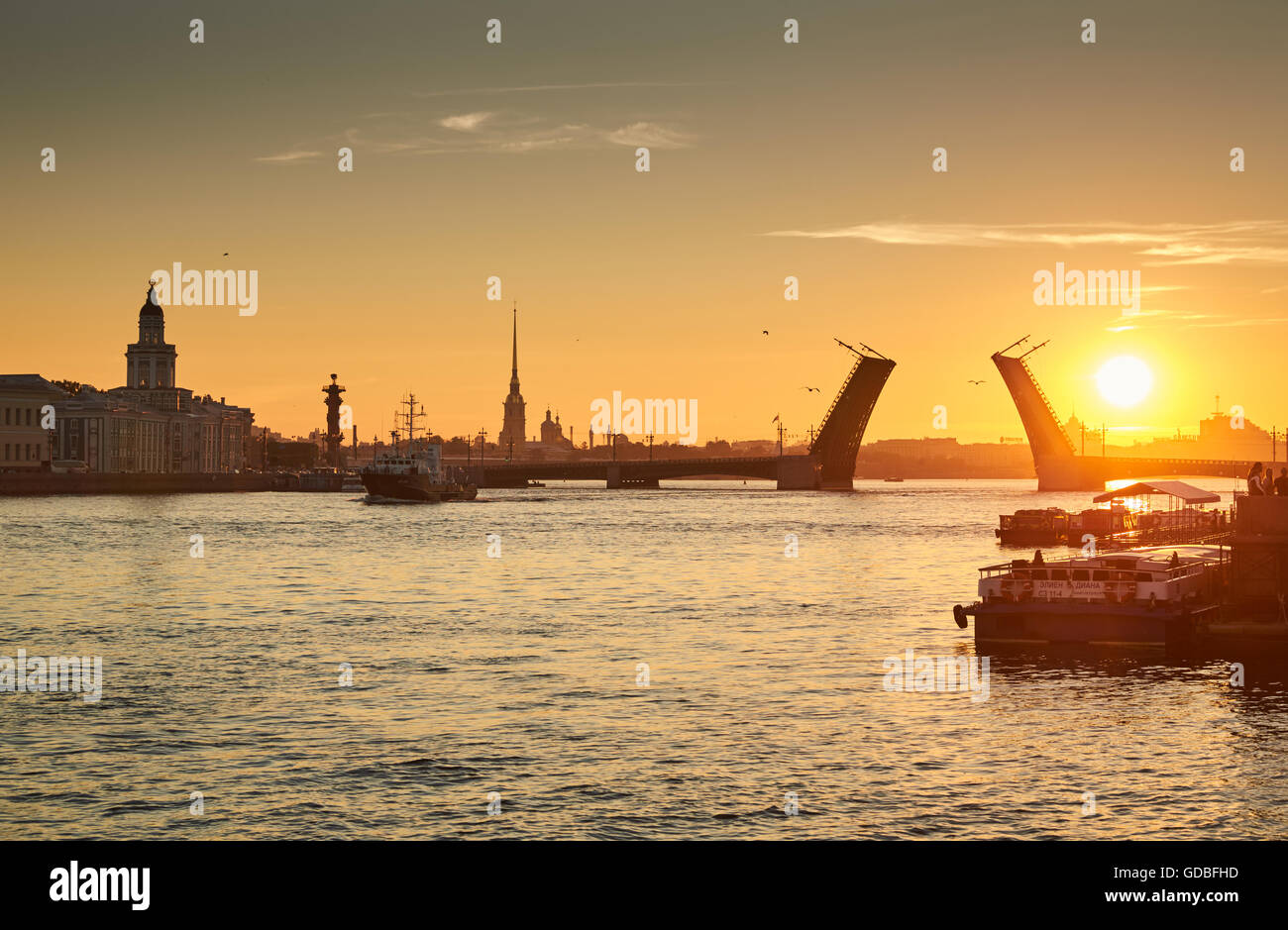 La Russie, Saint-Petersbourg, 03 juillet 2016 : Fermeture du Palace Bridge au lever du soleil, la forteresse Pierre et Paul Spike dans le ciel orange Banque D'Images