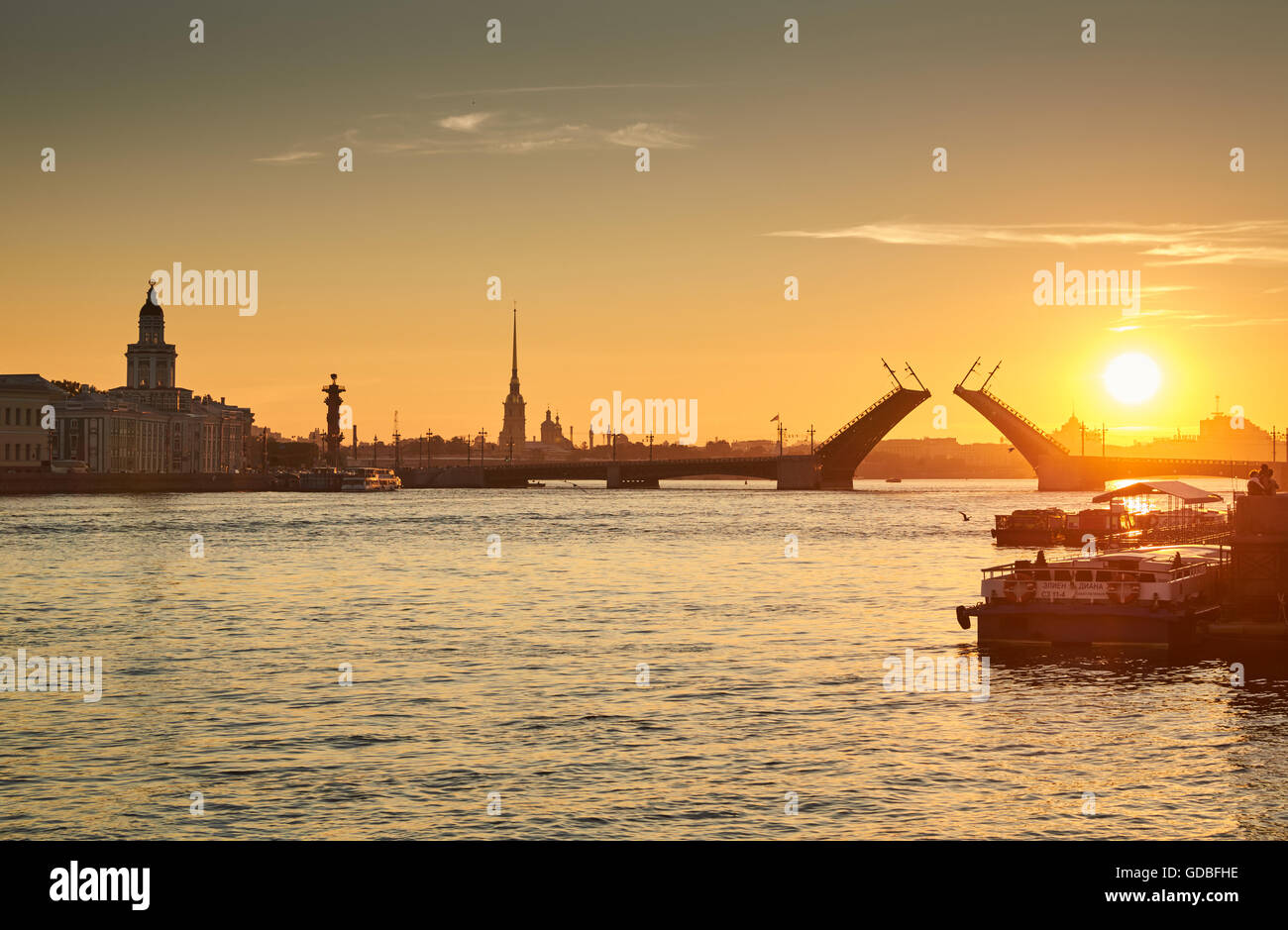 La Russie, Saint-Petersbourg, 03 juillet 2016 : Fermeture du Palace Bridge au lever du soleil, la forteresse Pierre et Paul Spike dans le ciel orange Banque D'Images