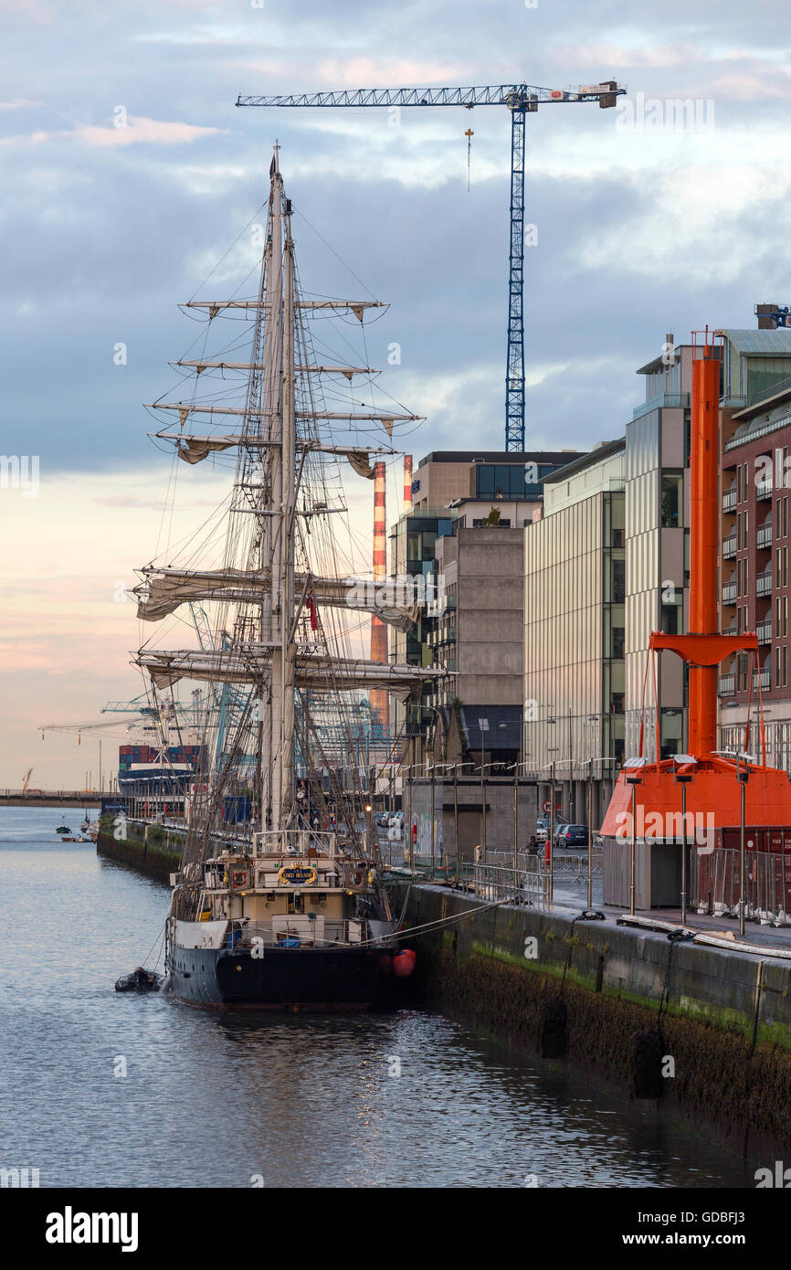 Le Lord Nelson voilier école amarré dans la rivière Liffey à Dublin, en République d'Irlande. Banque D'Images