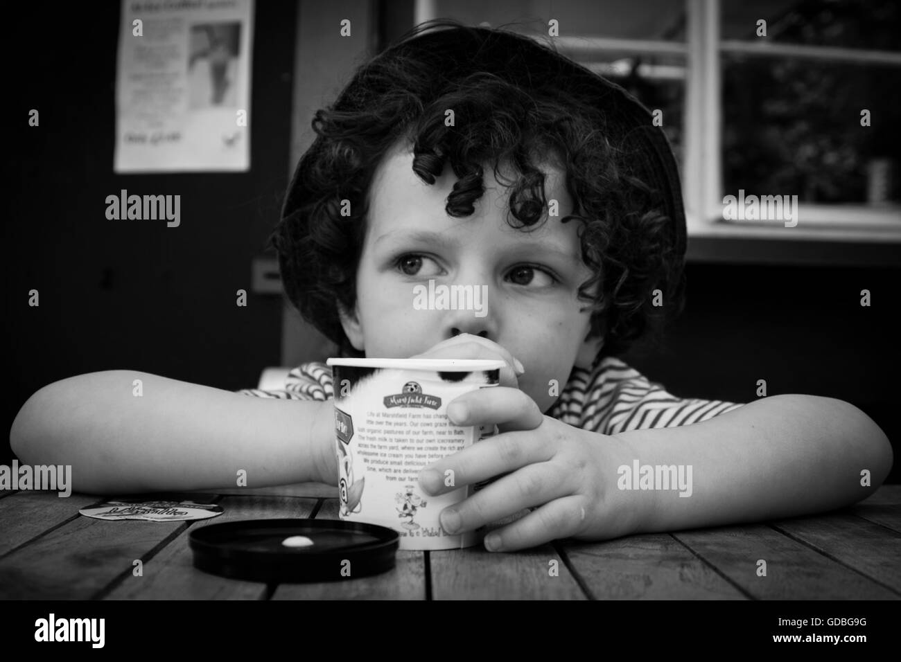 Young boy eating ice cream Banque D'Images