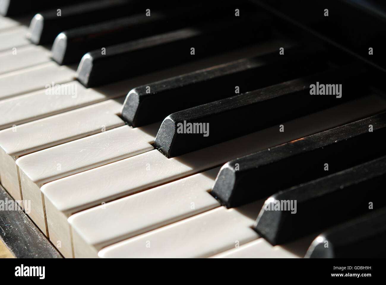 Vieux piano keys en macro Banque D'Images