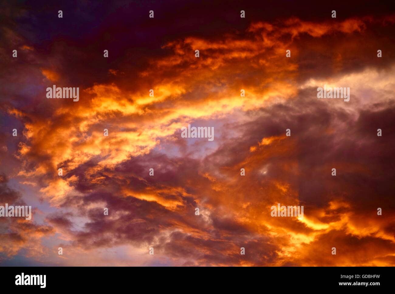 Nuages orange vif, lumineux, d'un coucher de soleil d'été. Banque D'Images