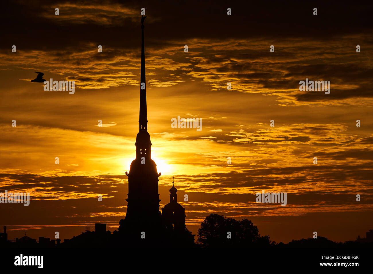 La Russie, Saint-Pétersbourg, 29 juin 2016 : la forteresse Pierre et Paul au lever du soleil, Spire avec ange dans le ciel orange, réflexions Banque D'Images