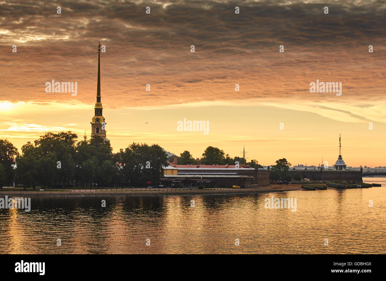 La Russie, Saint-Pétersbourg, 29 juin 2016 : la forteresse Pierre et Paul au lever du soleil, Spire avec ange dans le ciel orange, réflexions Banque D'Images