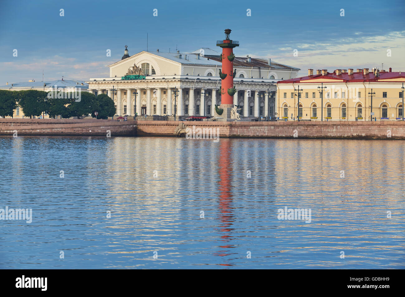 La Russie, Saint-Pétersbourg, 30 juin 2016 : l'Île Vasilievskiy au lever du soleil, la colonne rostrale, Bourse, mirror Banque D'Images