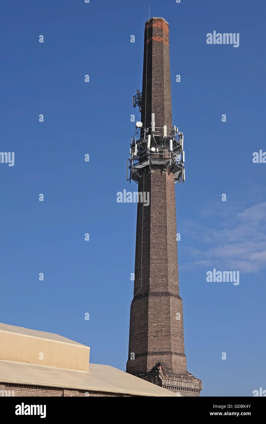 Antennes d'agent de relais sur une vieille cheminée en brique. Banque D'Images