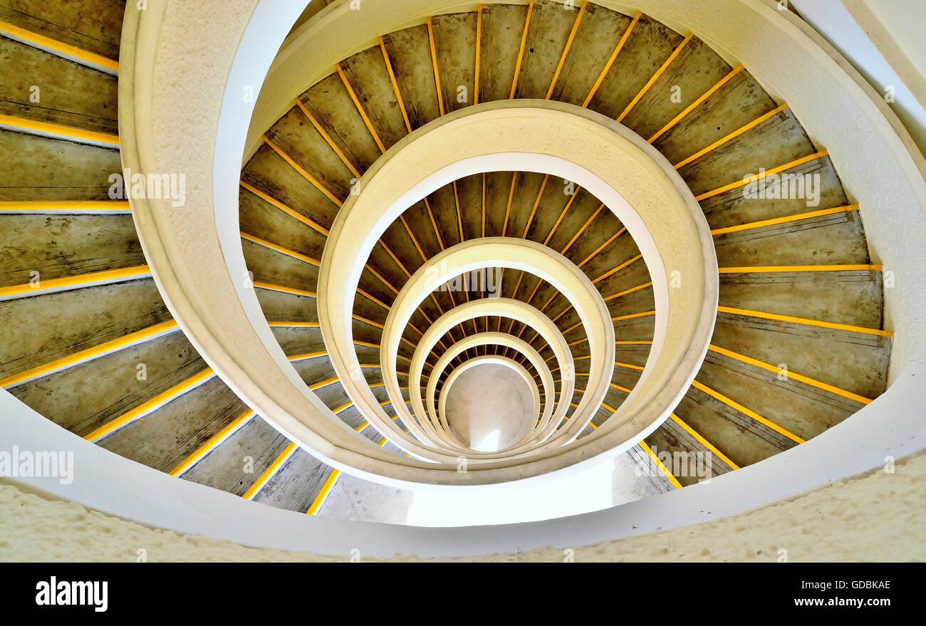 Escalier moderne courbant vers le sol d'une tour pagode à Singapour. Banque D'Images