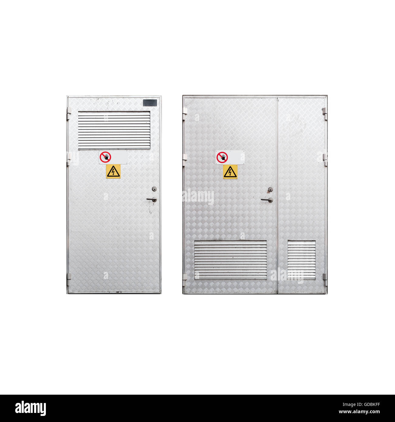 Deux portes de métal, avec des panneaux d'avertissement de haute tension isolé sur fond blanc Banque D'Images