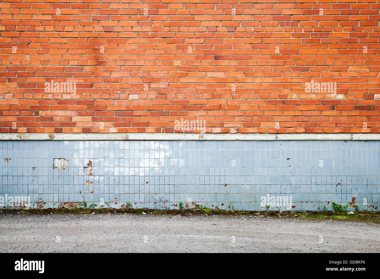 Résumé fond urbain vide, le vieux mur de brique rouge avec décoration carrelage gris près de la route d'asphalte Banque D'Images