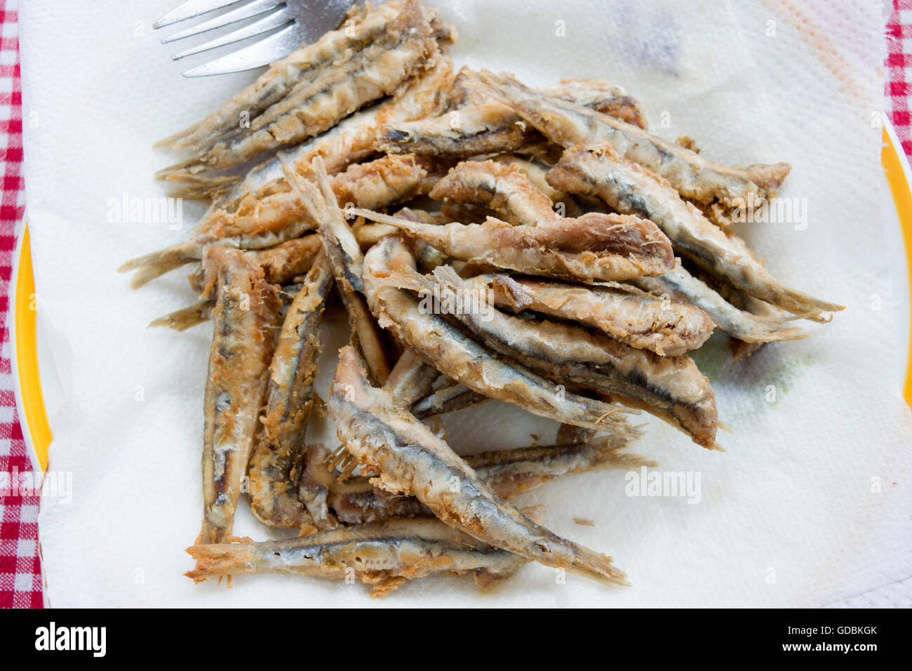 Ensemble d'anchois panés et frits dans l'huile d'olive Banque D'Images