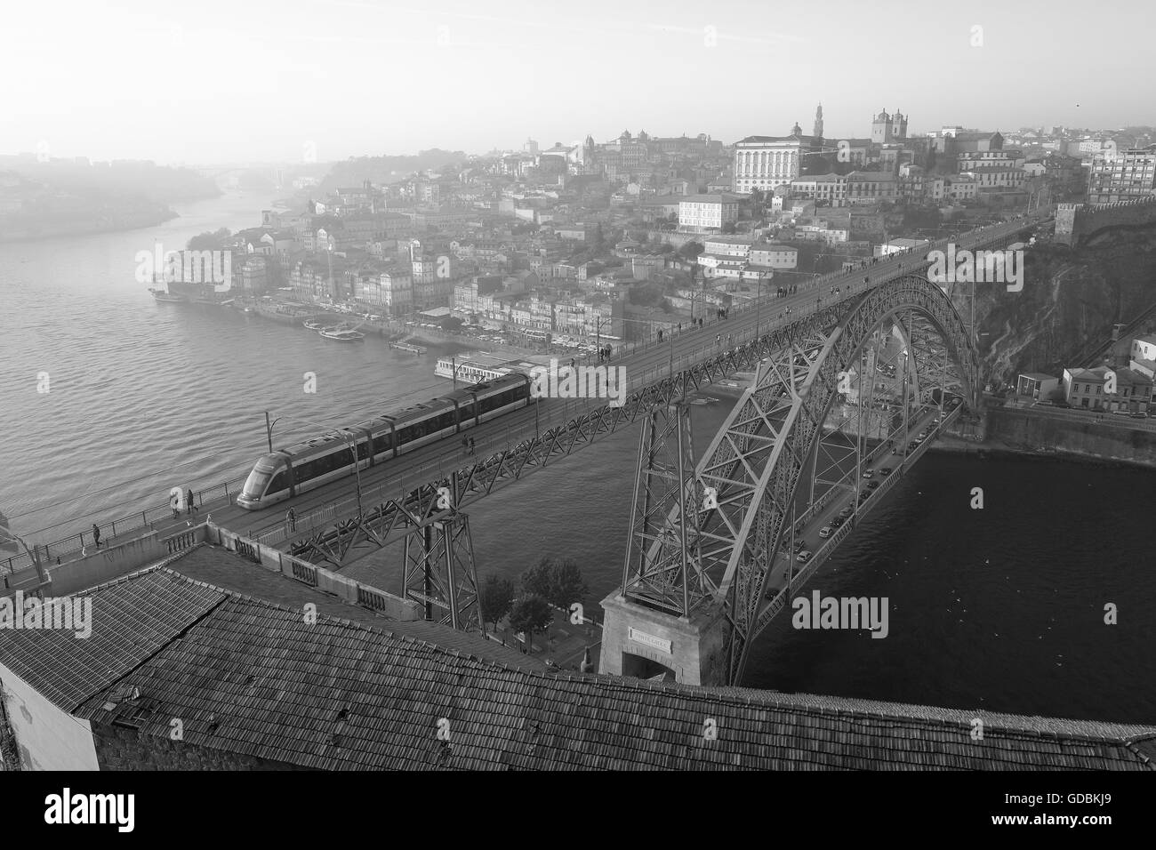 L'affichage classique iconique au coucher du soleil de Porto au Portugal. Ponte de D. Luis I. Pont. Douro.Porto. Le Portugal. L'architecte Léopold Valentin Banque D'Images