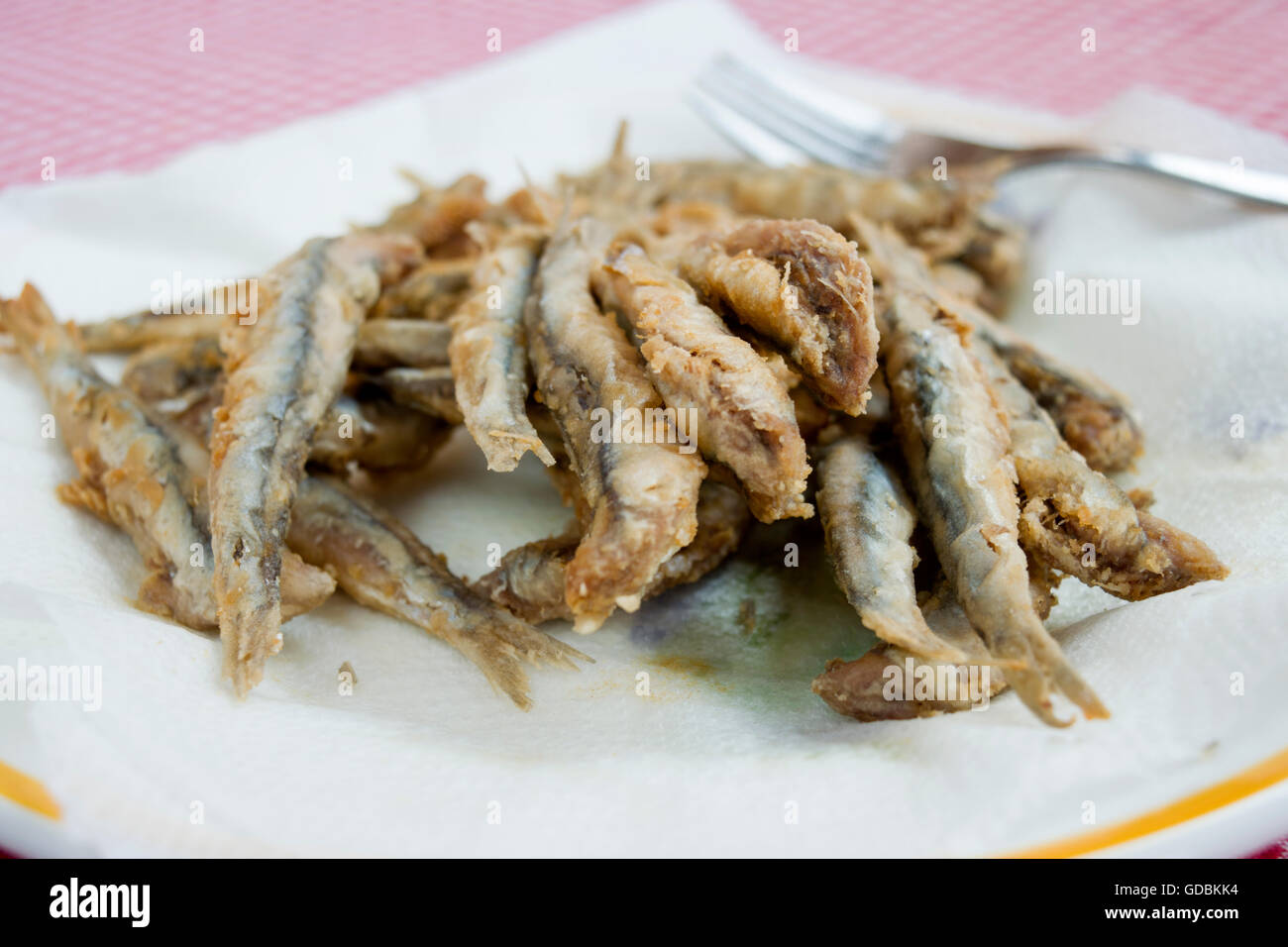Ensemble d'anchois panés et frits dans l'huile d'olive Banque D'Images