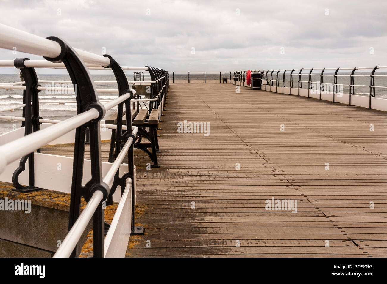 Une vue le long de la jetée à Nice par la mer sur le nord-est de l'enduire de l'Angleterre face à la mer Banque D'Images