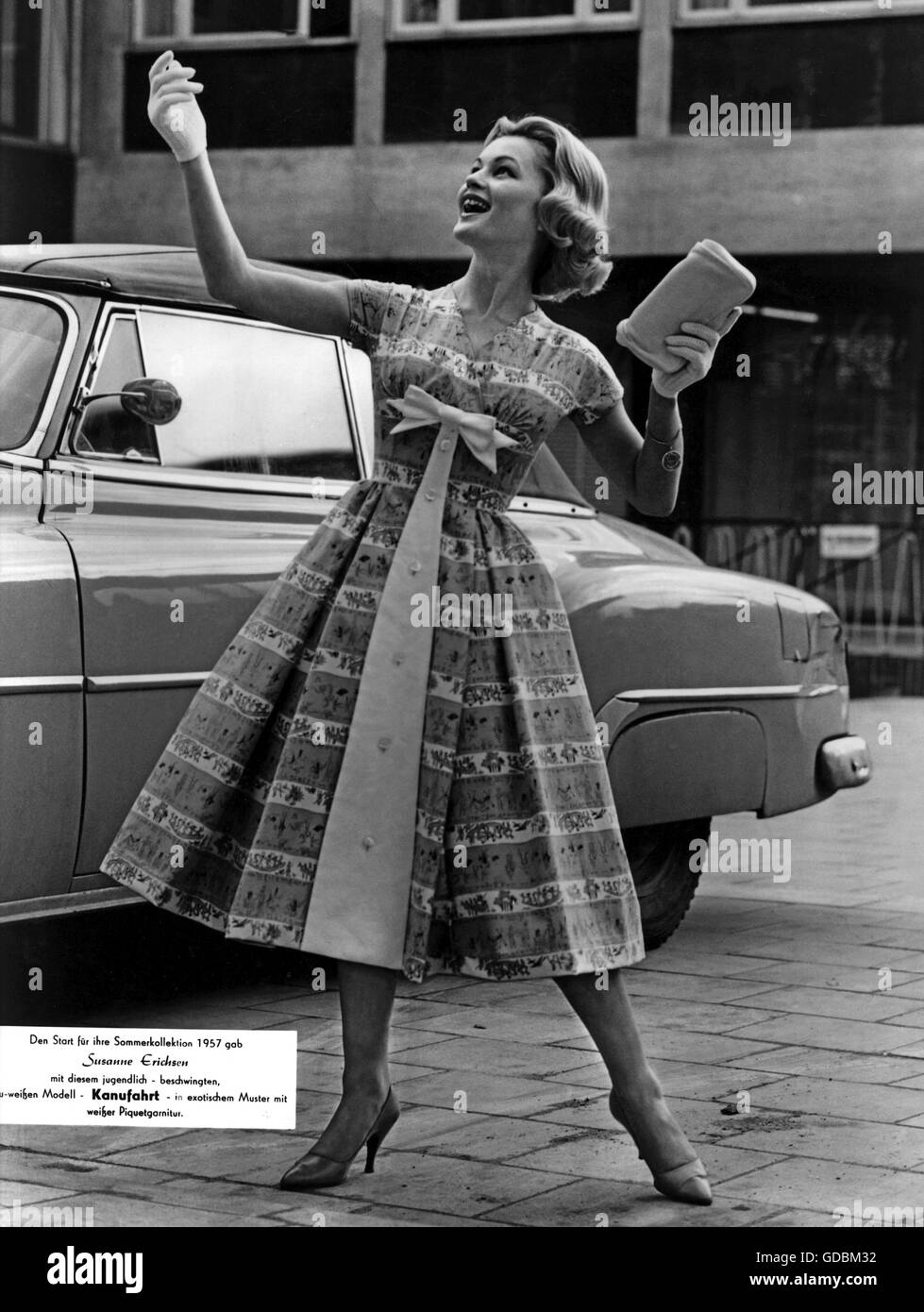 Années 1950, mode, robe d'été, robe d'été de Susanne Erichsen avec gants et sac à main, collection d'été 1957, droits supplémentaires-Clearences-non disponible Banque D'Images