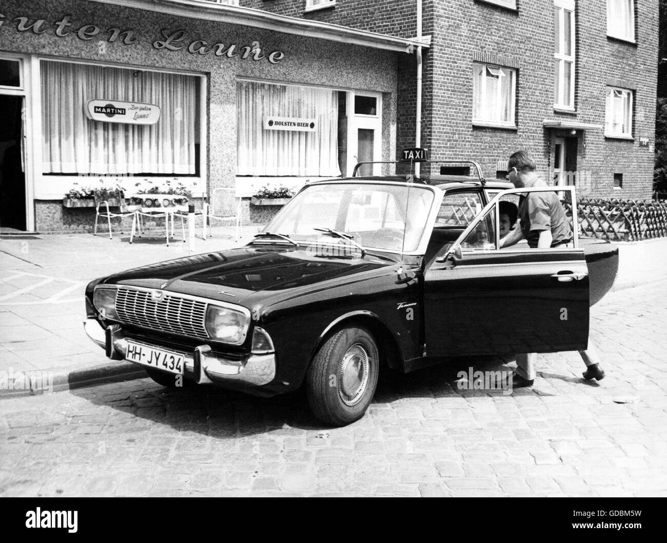 Transport / transport, voiture, taxi, taxi noir arrêts sur la rue, Ford Taunus 17M/20M (P5), Hambourg, 1969, droits additionnels-Clearences-non disponible Banque D'Images