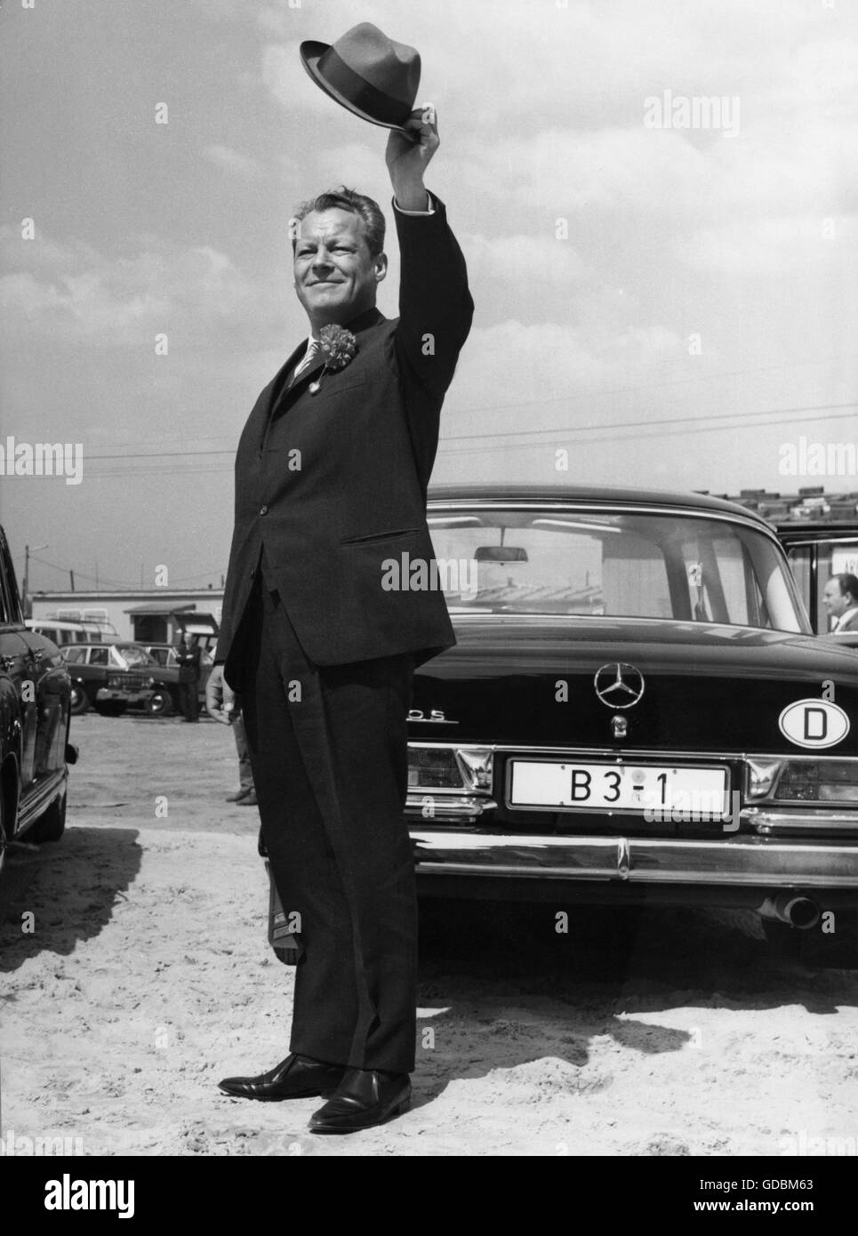 Brandt, Willy, 18.12.1913 - 8.10.1992, politicien allemand (Parti social-démocrate d'Allemagne), Chancelier fédéral 1969 - 1974, pleine longueur, en tant que maire directeur, Berlin, Allemagne, 1.5.1964, Banque D'Images