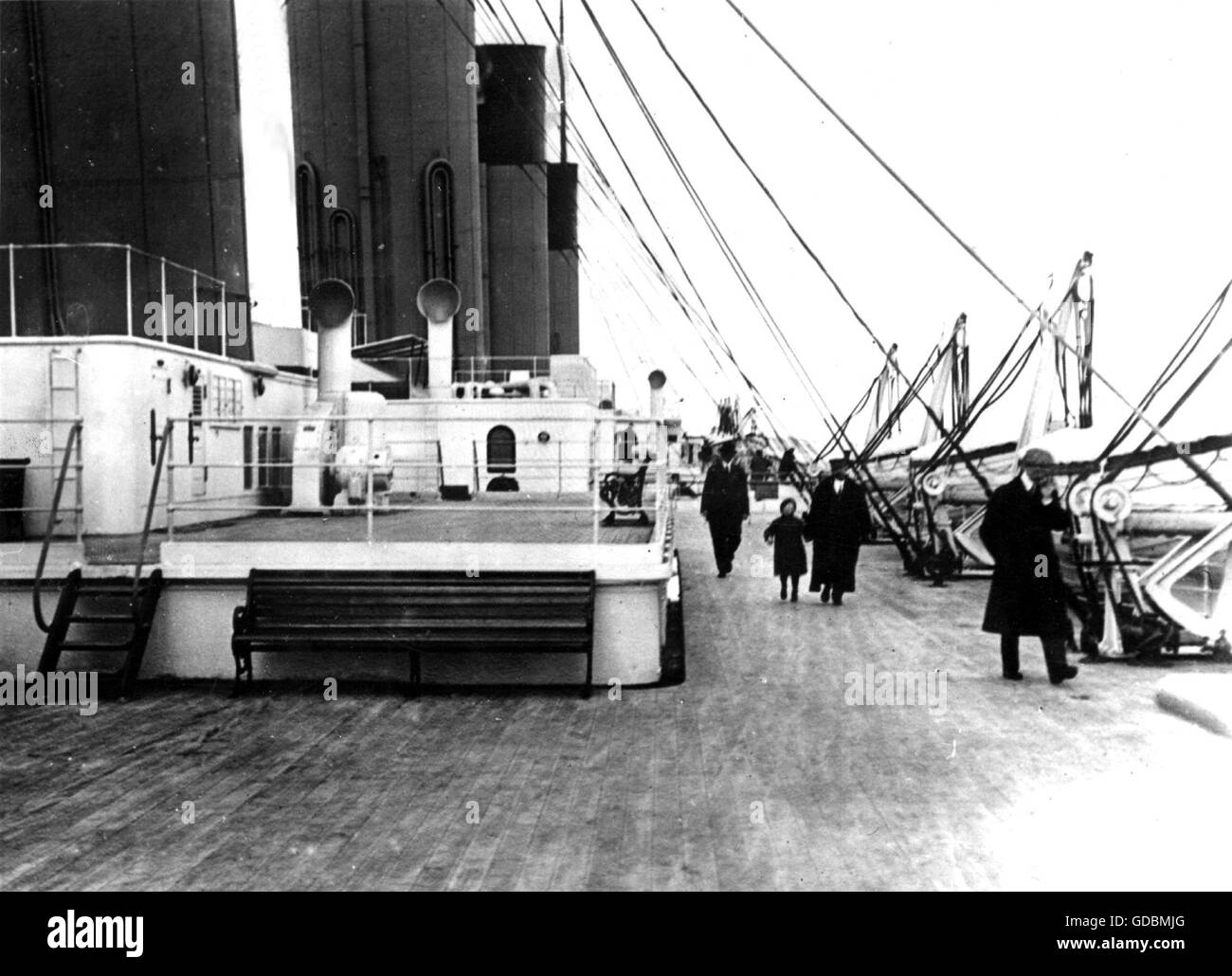 Transport / transport, navigation, bateaux à vapeur et vapeur de passagers, RMS Titanic, pont, avec passagers, photographie par un passager, 1912, droits supplémentaires-Clearences-non disponible Banque D'Images