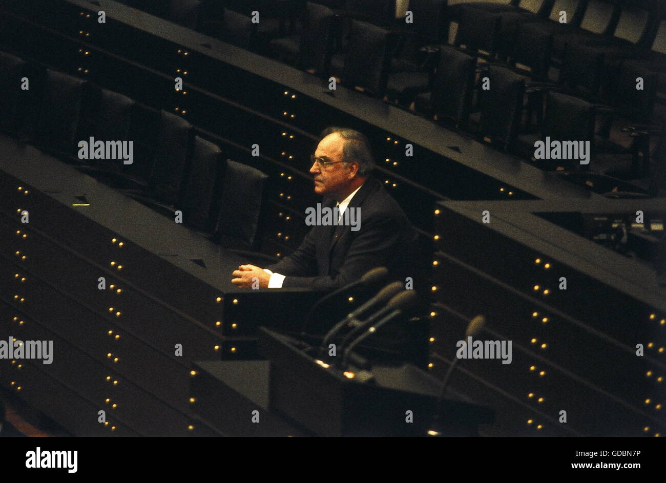 Kohl, Helmut, * 3.4.1930, politicien allemand (CDU), chancelier de l'Allemagne 1982 - 1998, seul sur le siège du gouvernement, Bundestag, Bonn, 1982 / 1983, Banque D'Images