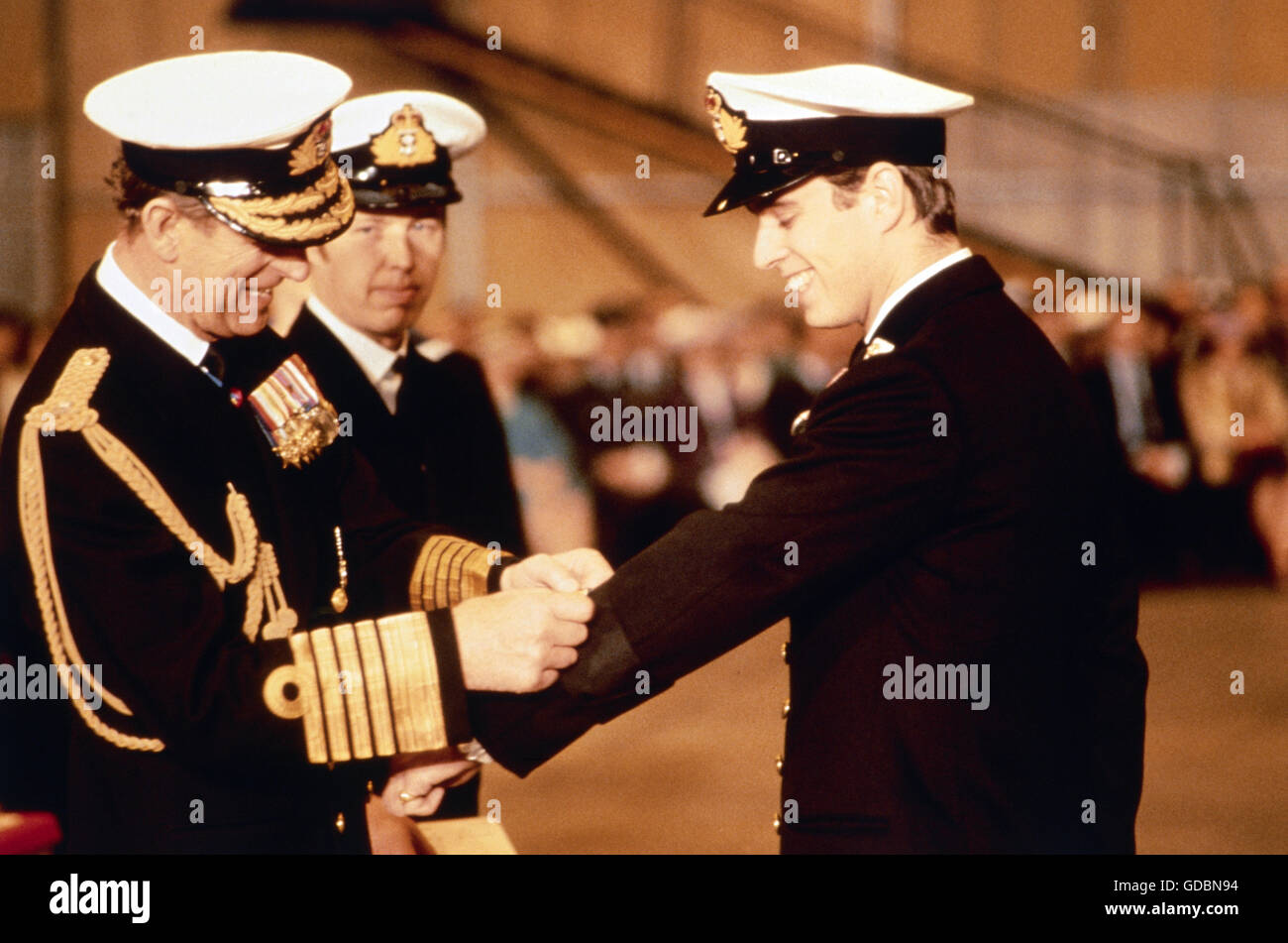 Andrew, * 19.2.1960, Prince de Grande-Bretagne, service militaire, als midshipman dans la Royal Navy, est honoré par son père le prince Philip, 1980, , Banque D'Images
