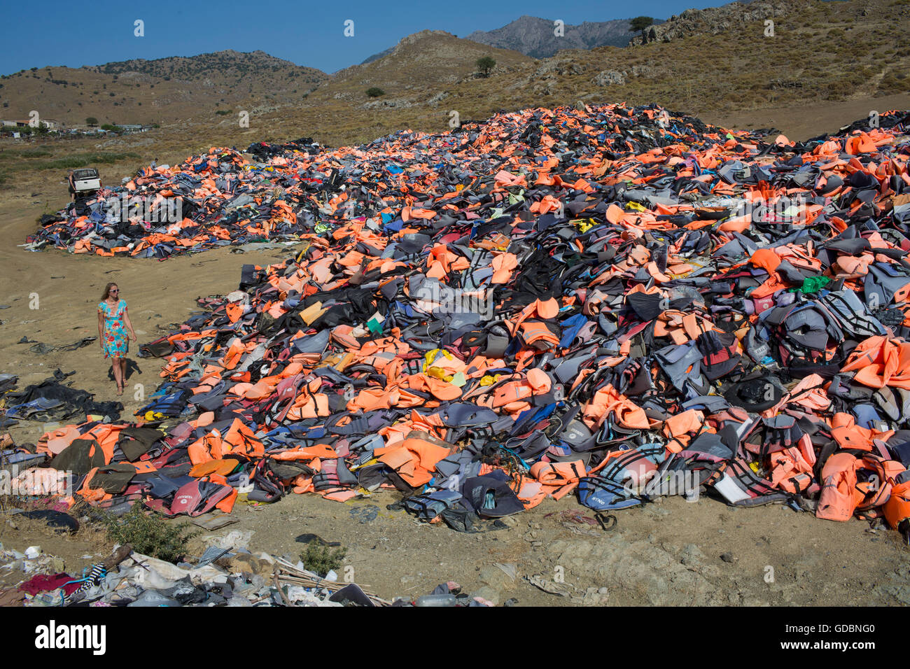 Gilets utilisés par les réfugiés à traverser, de la Turquie à la Grèce. Ils sont recueillis et le dumping dans la fosse à Lesbos Banque D'Images