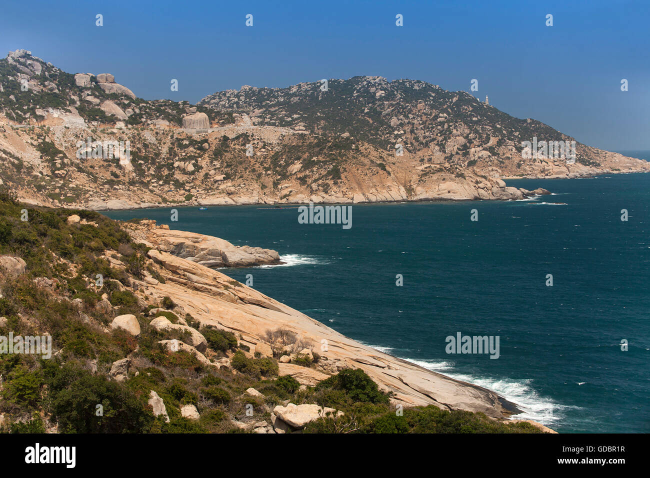 falaises-rocheuses-sur-la-mer-de-chine-banque-de-photographies-et-d