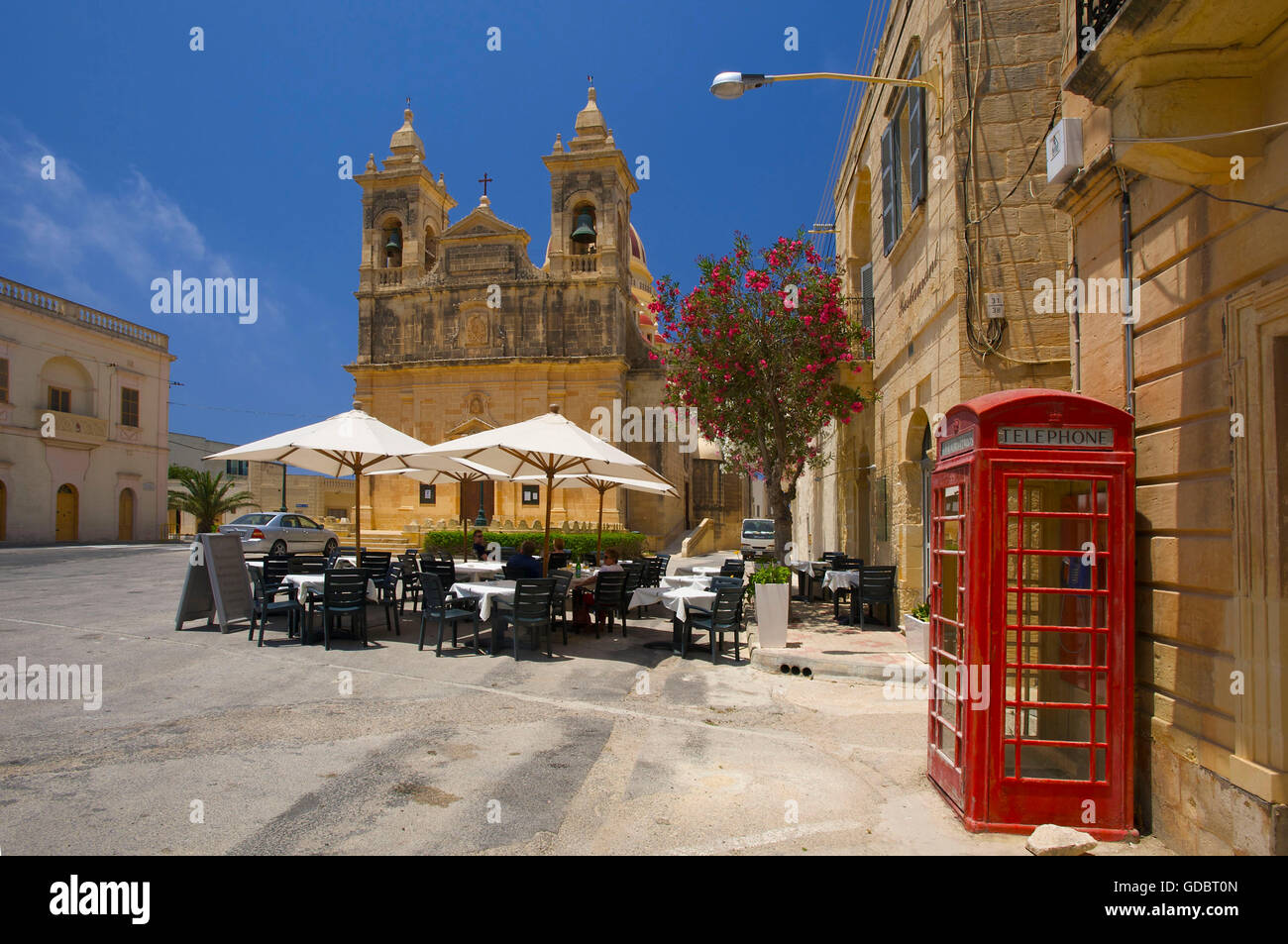 Café de la rue en face de la cathédrale de San Lawrenz, l'île de Gozo, Malte Banque D'Images
