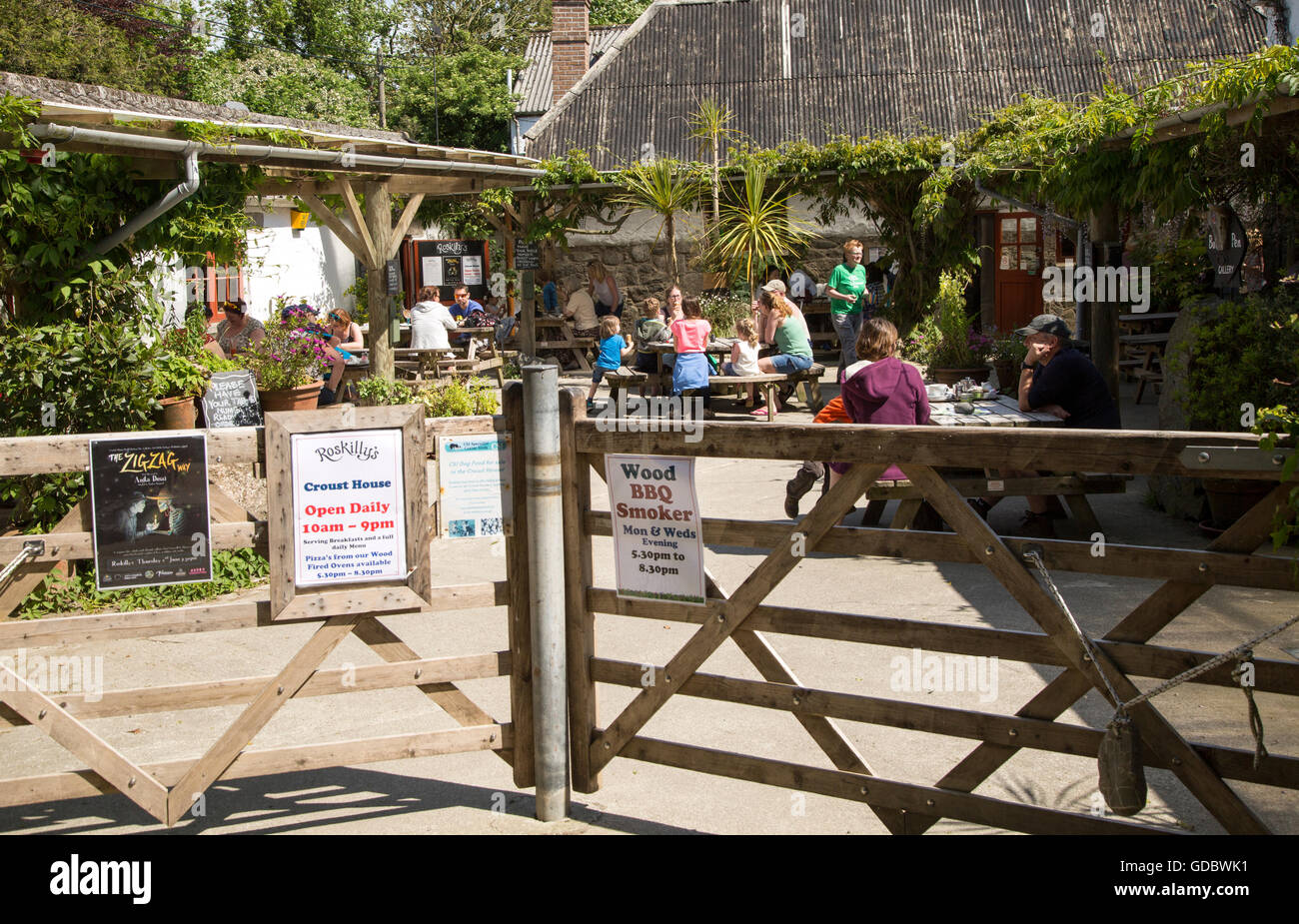 Les personnes mangeant des glaces Roskilly's Farm, près de St Keverne, Péninsule du Lézard, Cornwall, England, UK Banque D'Images