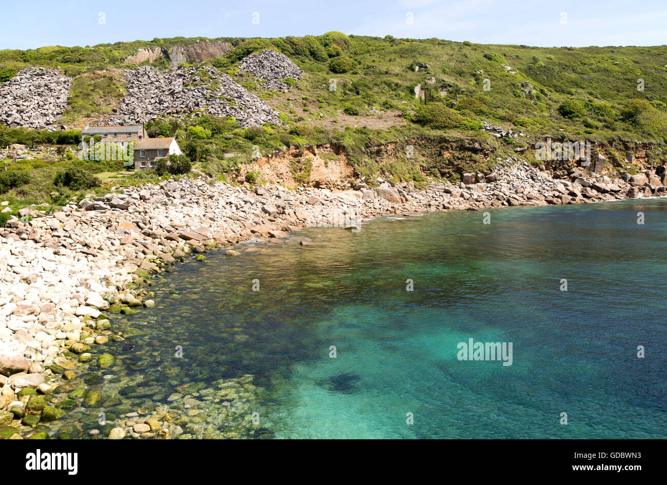Une mer bleu aigue-marine Cove Lamorna, Cornwall, England, UK Banque D'Images