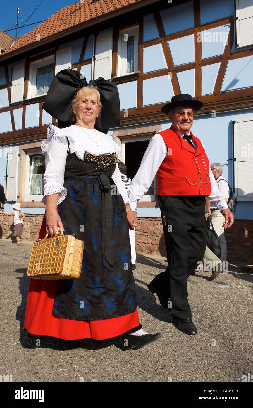 Costumes traditionnels en Krautgersheim, Alsace, France Banque D'Images