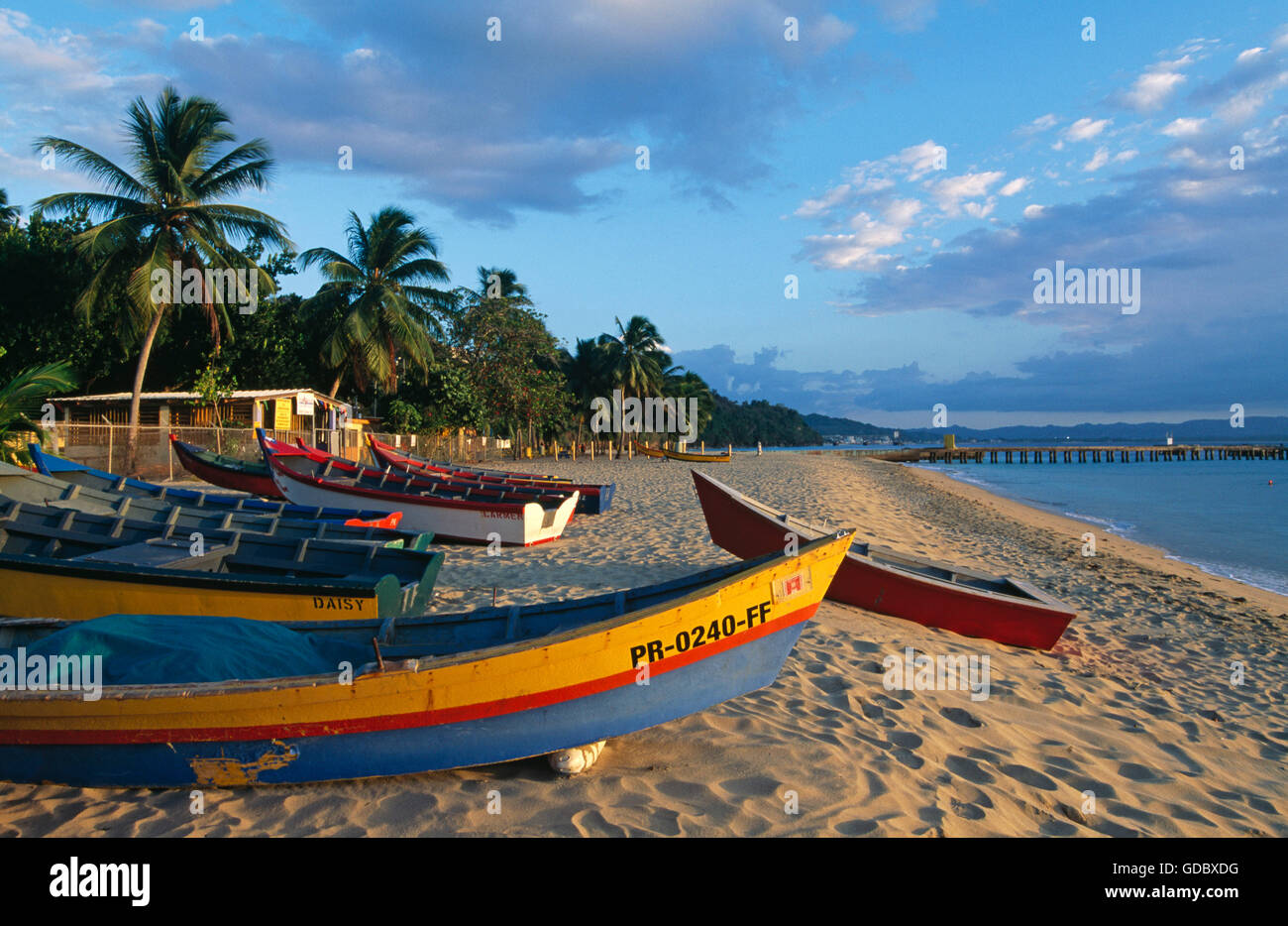 Bateaux de pêche sur la plage, bateau Crash Aguadilla, Porto Rico, les Caraïbes Banque D'Images