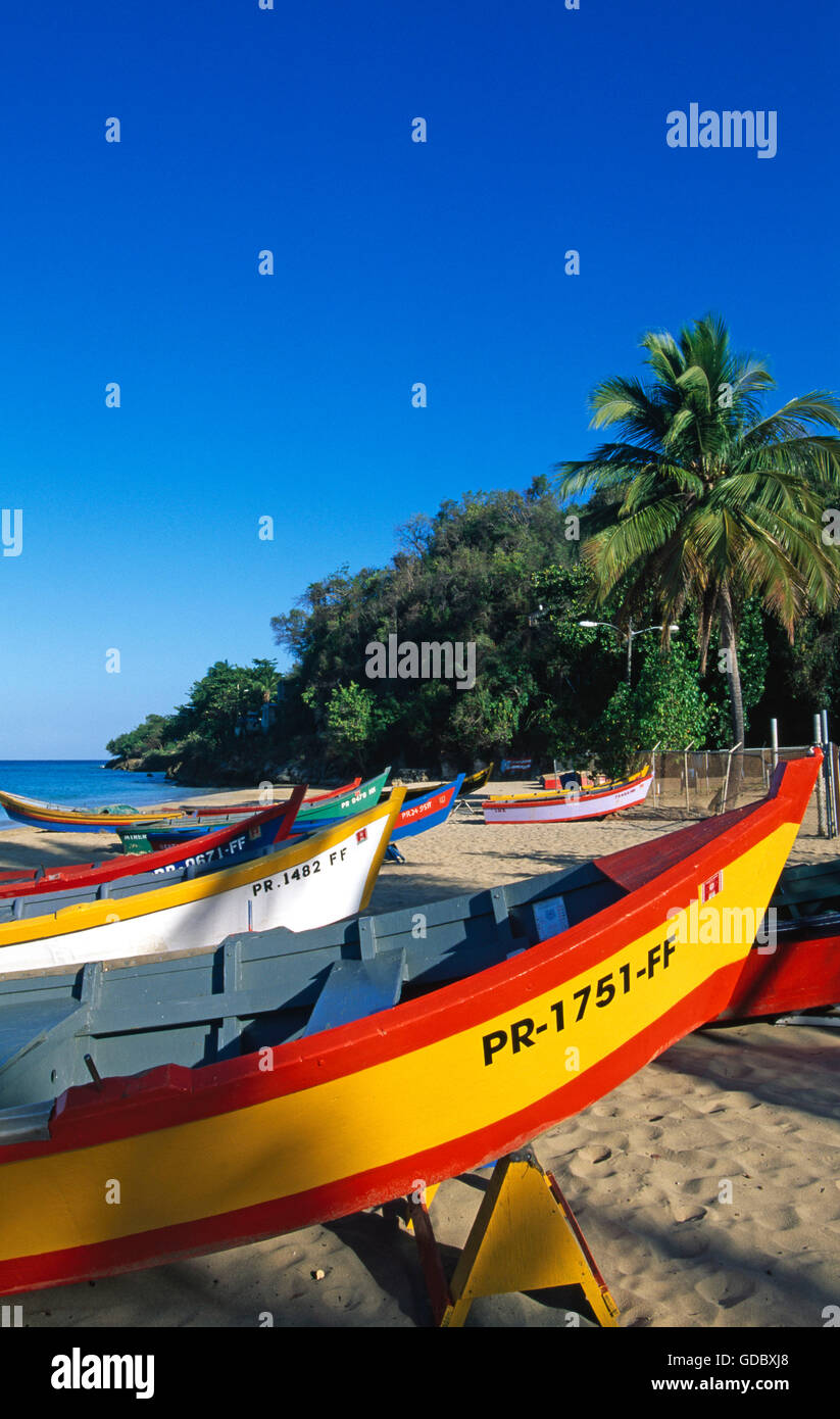 Bateaux de pêche sur la plage, bateau Crash Aguadilla, Porto Rico, les Caraïbes Banque D'Images