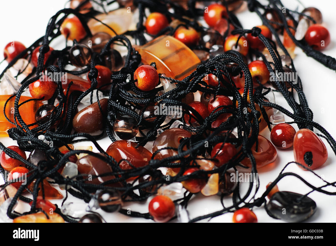 Magnifique collier gros plan sur fond blanc,l'accent peu profondes Banque D'Images
