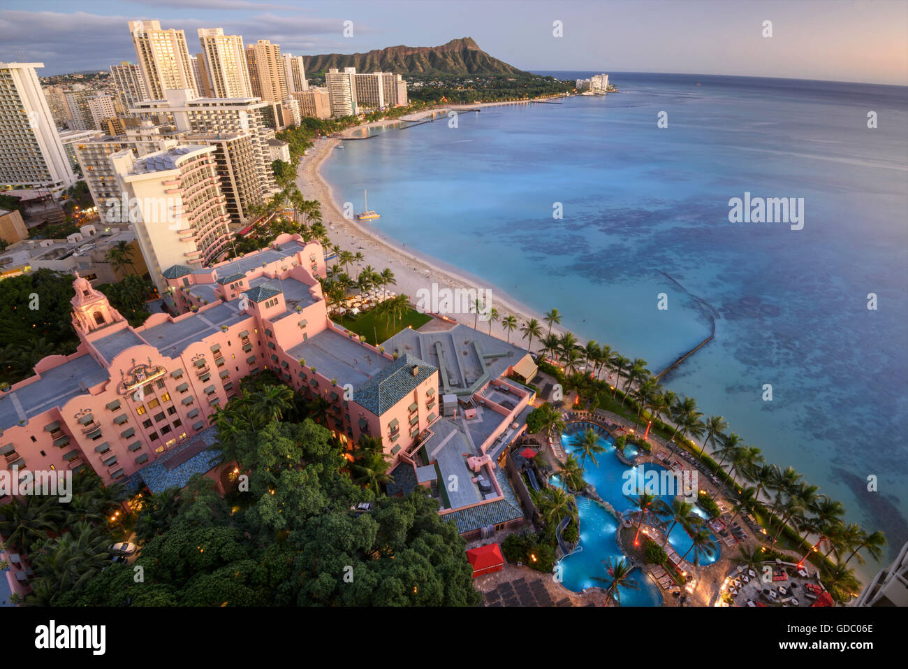USA, Hawaii, Oahu, Honolulu, Waikiki Sheraton Waikiki,vue de Diamond Head,à la recherche au Royal Hawaiian, a Luxury Collection Banque D'Images