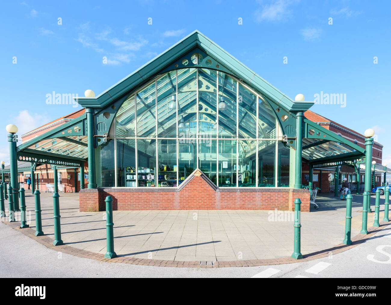 Vue de la face d'un grand supermarché Morrison's photographié contre un ciel bleu à Blackpool, Lancashire, UK Banque D'Images