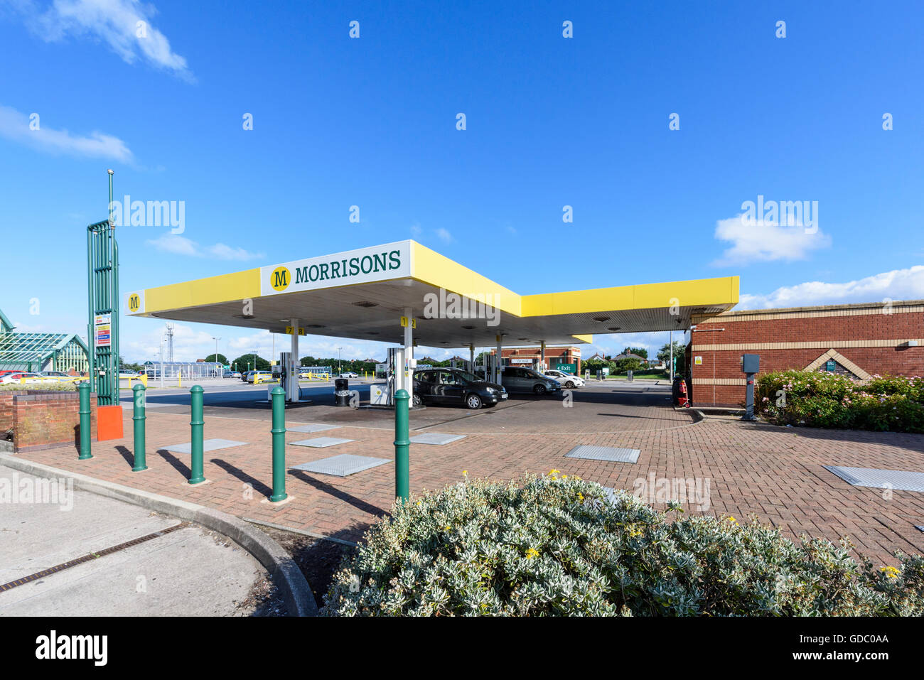 Voitures plein de carburant à une station essence de supermarché Morrisons dans Blackpool, Lancashire, UK Banque D'Images