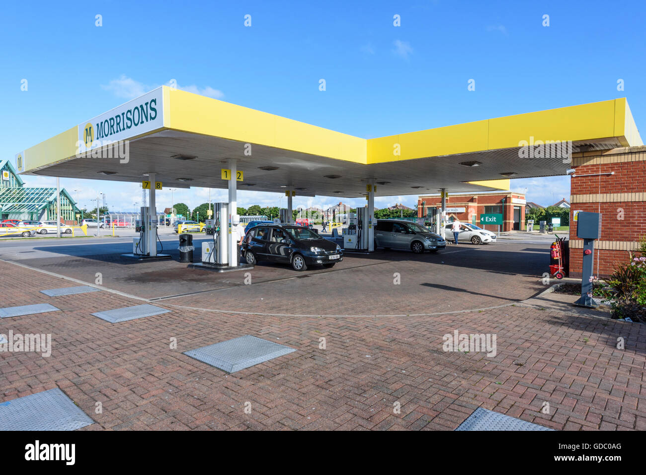 Voitures plein de carburant à une station essence de supermarché Morrisons dans Blackpool, Lancashire, UK Banque D'Images