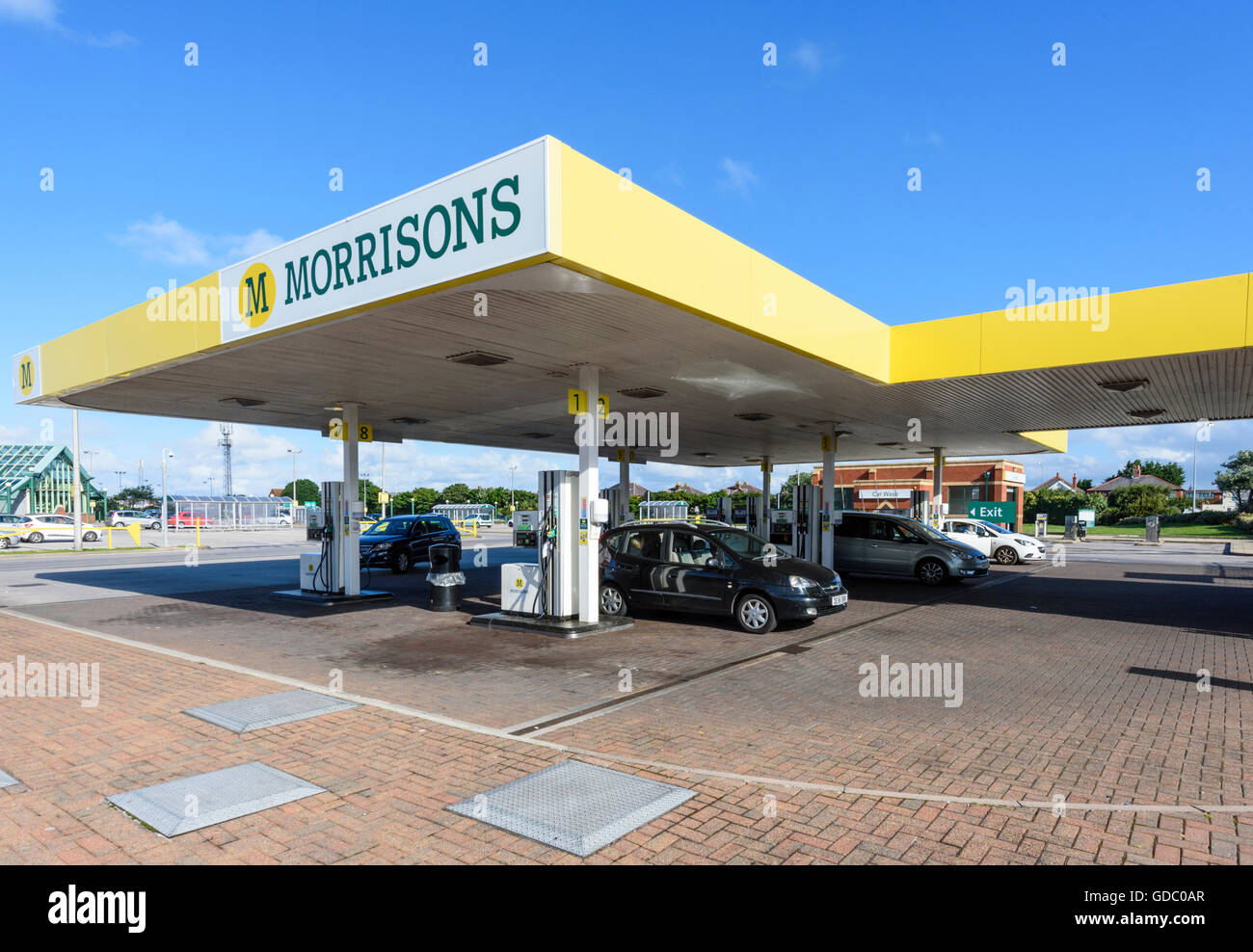 Voitures plein de carburant à une station essence de supermarché Morrisons dans Blackpool, Lancashire, UK Banque D'Images