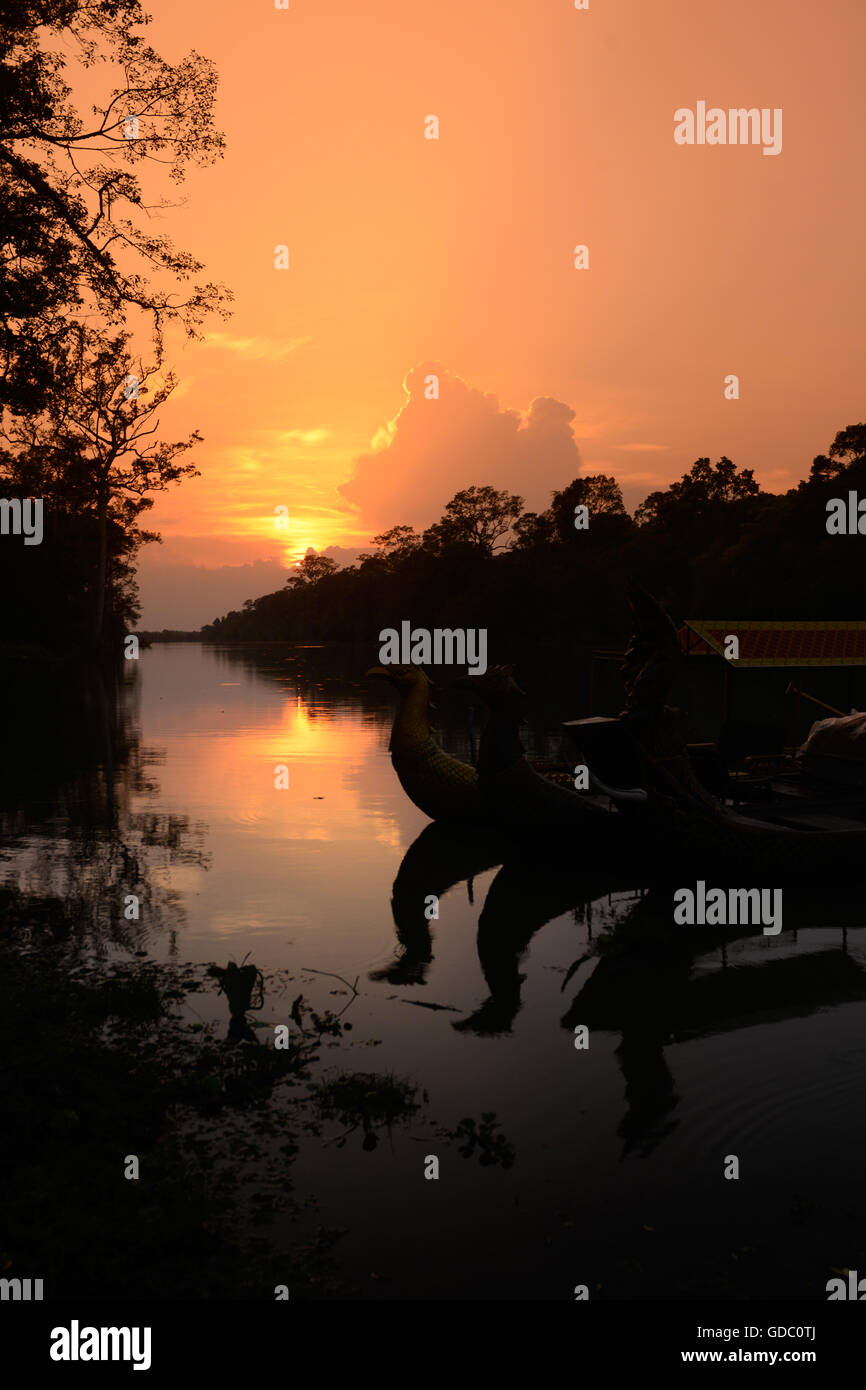 La rivière au pont d'Angkor Thom dans la ville de temple Angkor, près de la ville de Siem Reap dans l'ouest du Cambodge. Banque D'Images