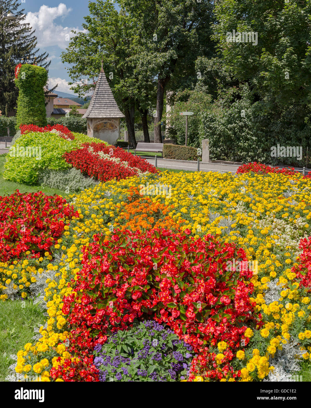 Bruneck, Brunico,Italie,Route de culte avec un parterre de fleurs Banque D'Images