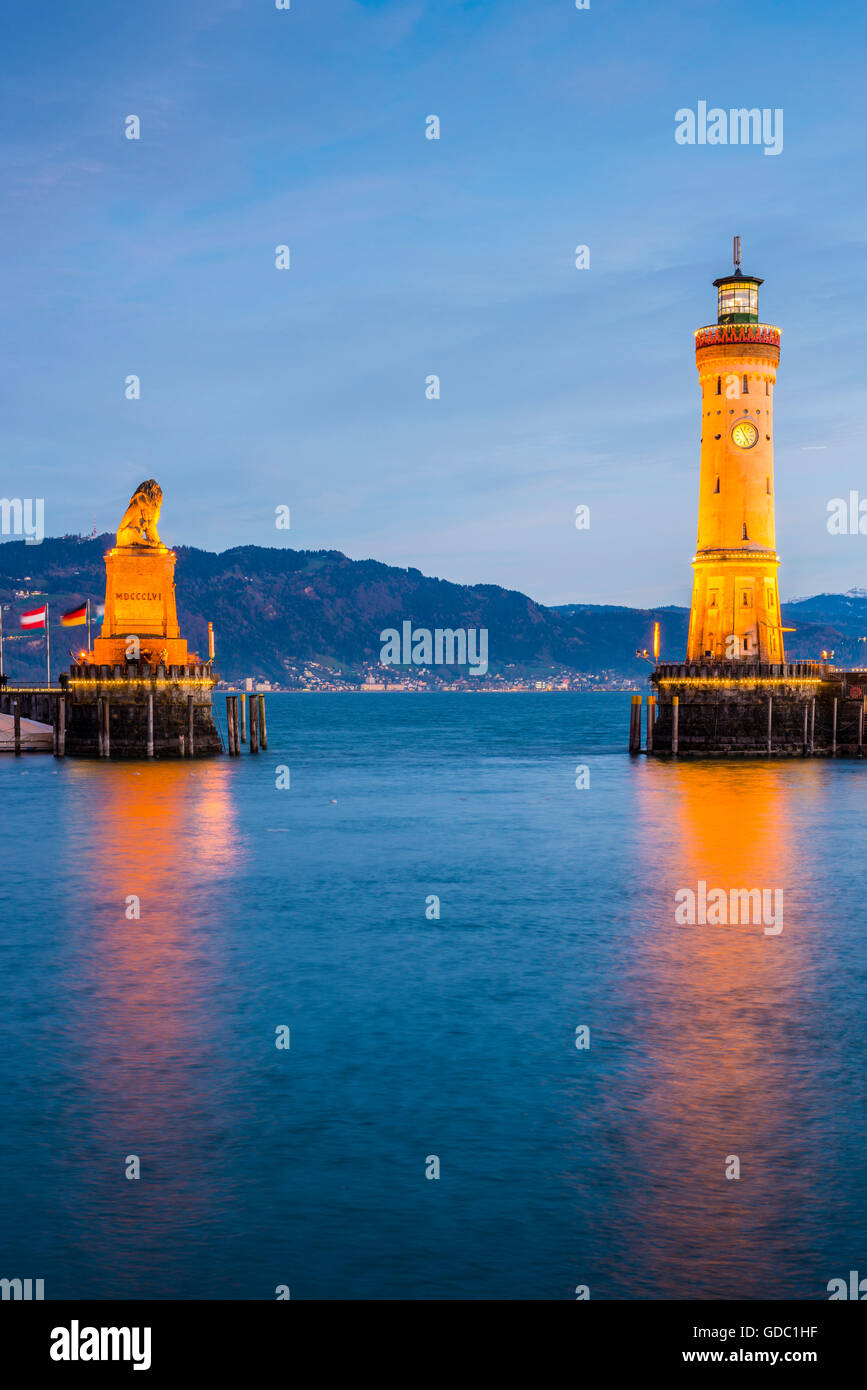 Harbour,Port,phare et lion bavarois bavarois,Lindau,Allemagne,l'Europe Banque D'Images