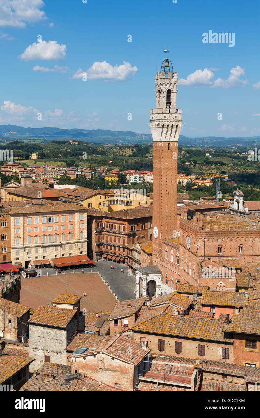 Sienne, la province de Sienne, Toscane, Italie. Piazza del Campo et la Torre del Mangia. Vue de haut. Banque D'Images