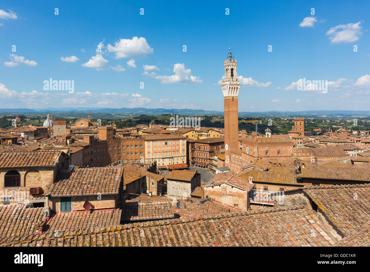 Sienne, la province de Sienne, Toscane, Italie. Piazza del Campo et la Torre del Mangia. Vue de haut. Banque D'Images