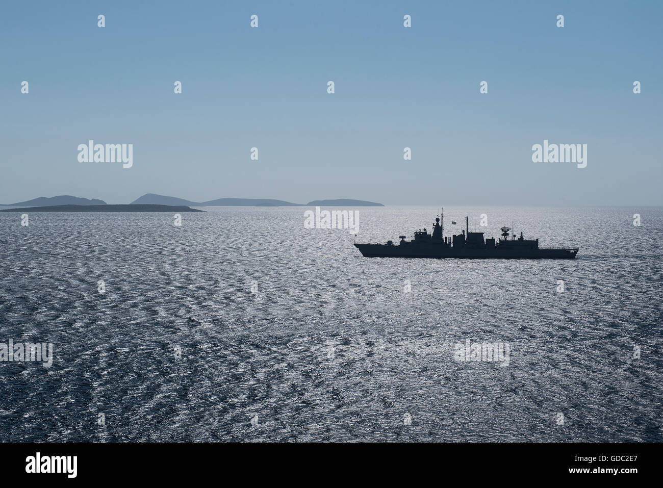 La silhouette d'une frégate de la marine hellénique à l'île grecque de la mer Égée à Astypalée Banque D'Images