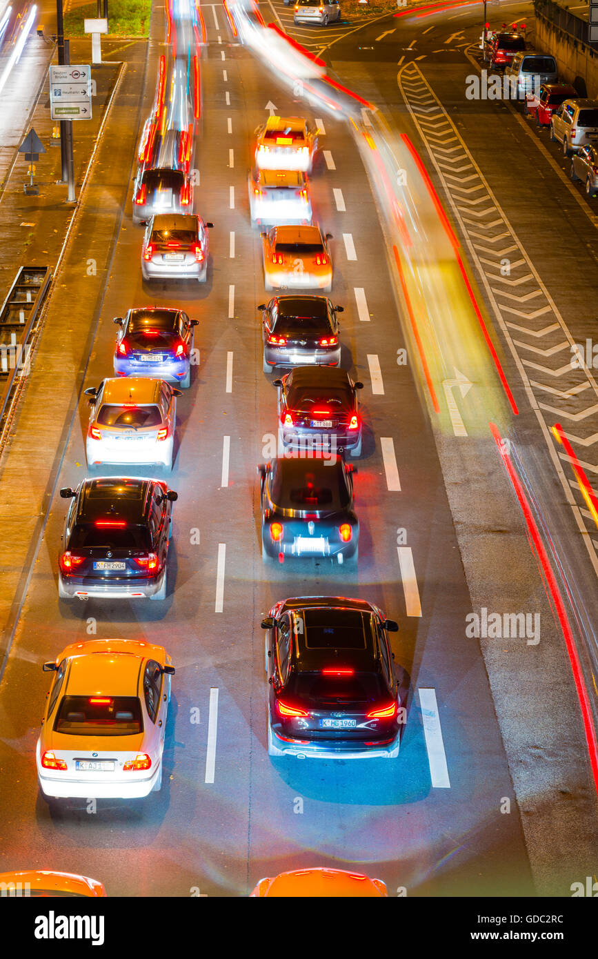 Véhicules automobiles,trafic,de l'heure de pointe,flou,feux de stop,Allemagne,europe,automobiles,Cologne,nuit, Rhénanie du Nord-Westphalie, Banque D'Images