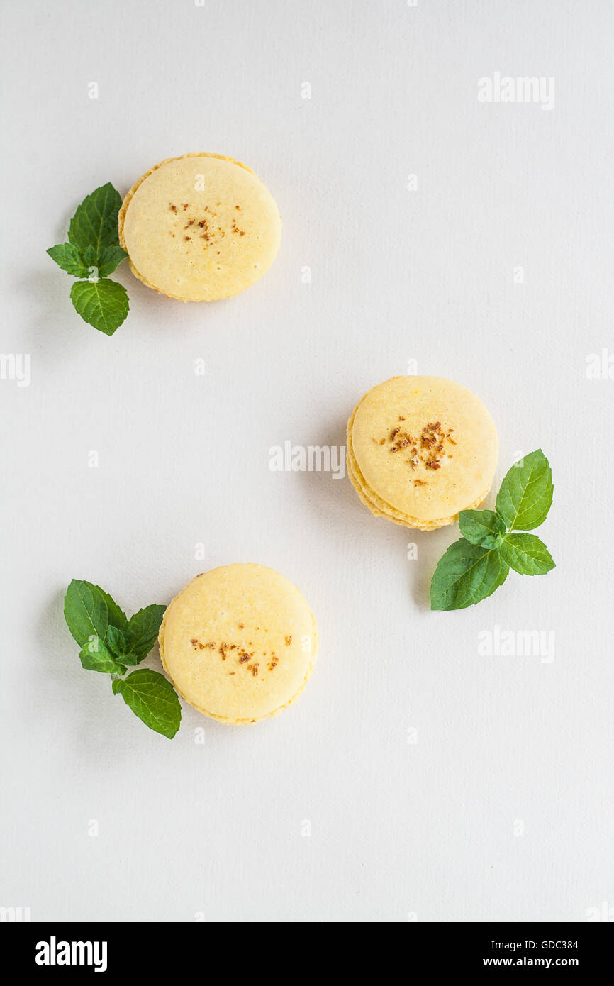 Fleur jaune et gâteaux macaron à la menthe. Banque D'Images
