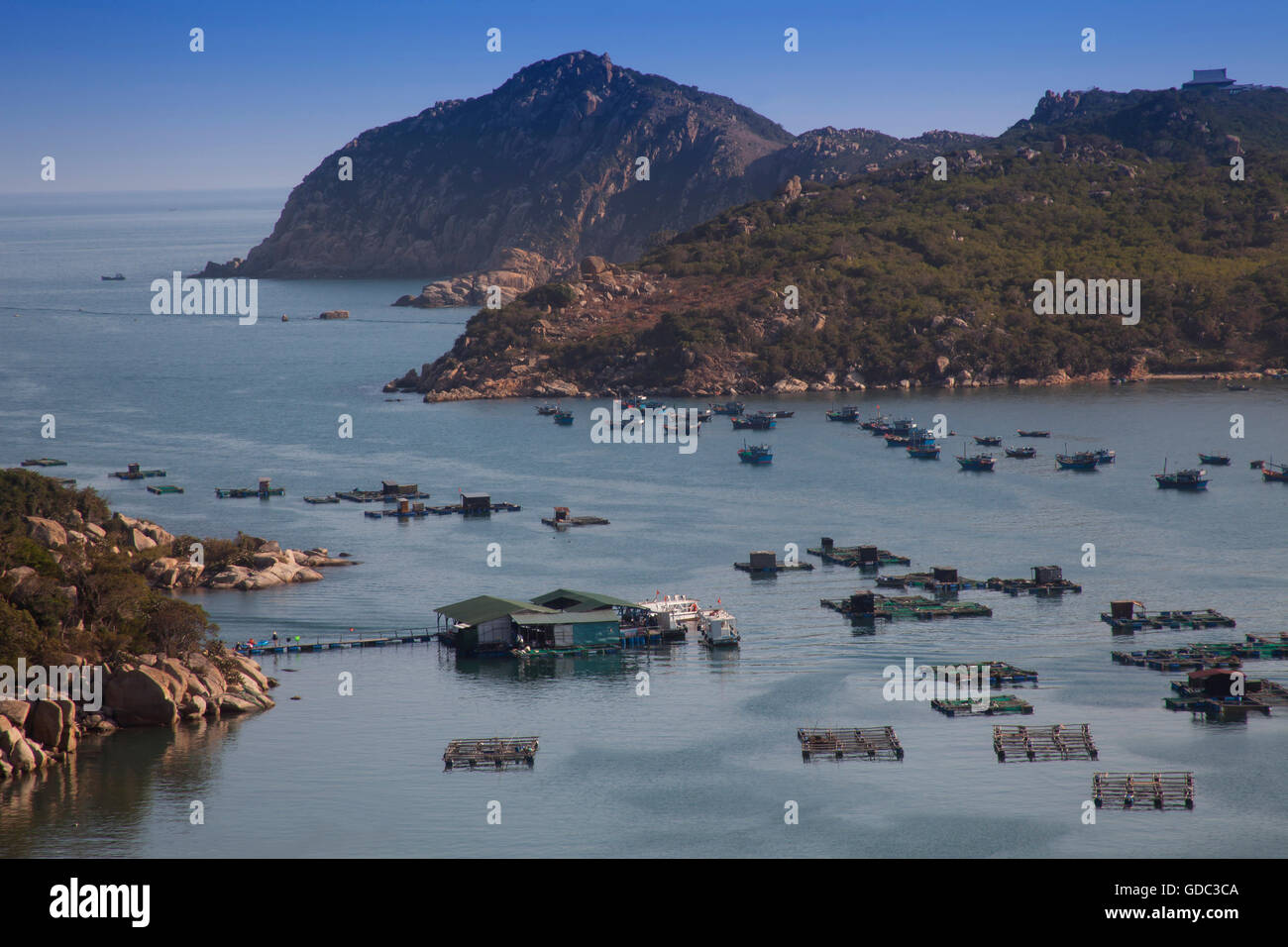 Bateaux de pêche dans la baie de Vinh Hy,mer South-Chinese,Vietnam,Asia Banque D'Images