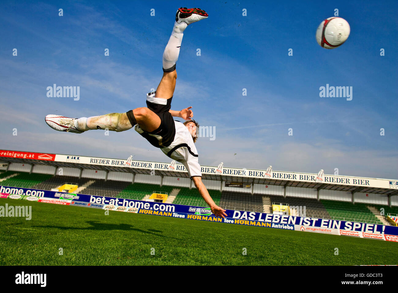 Foot,football,action,sport,bicyclette,overhead kick kick,ciseaux,ball,man  Photo Stock - Alamy