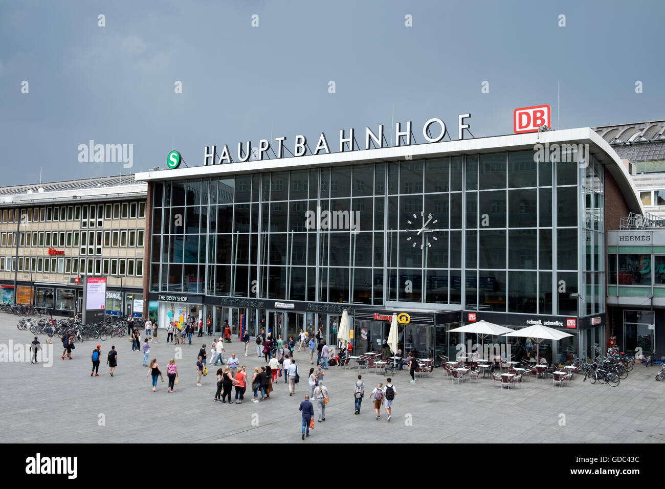 Hauptbahnhof (gare principale de railwayway) Cologne, Rhénanie du Nord-Westphalie, Allemagne. Banque D'Images