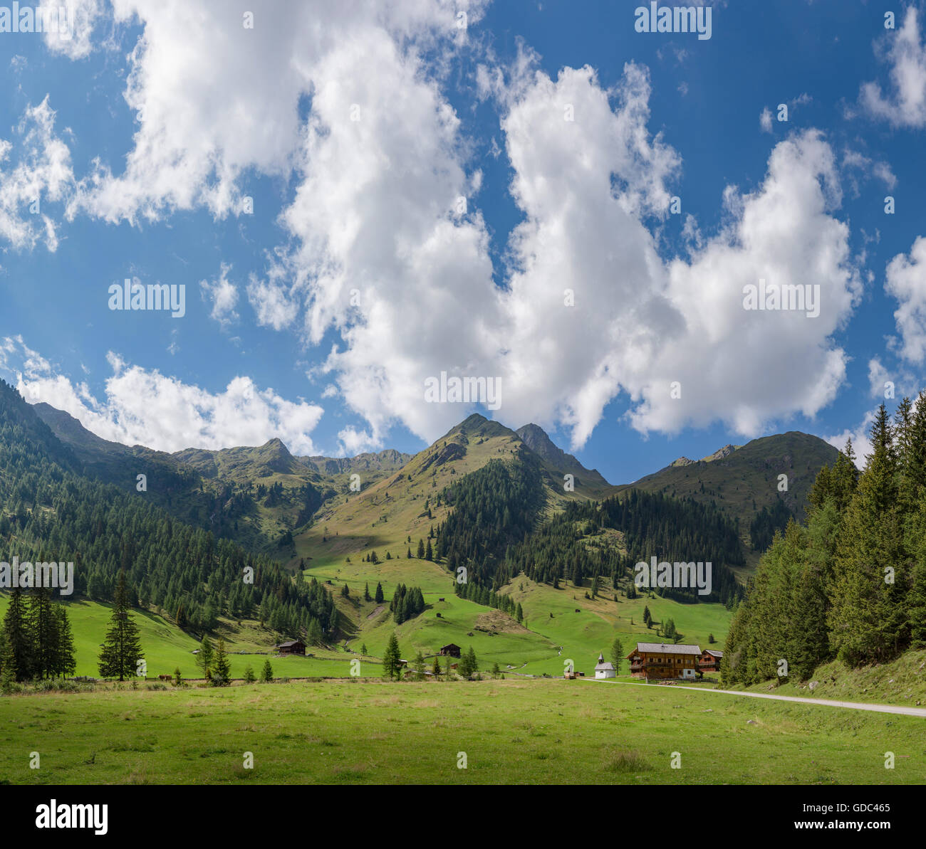 Unterstaller Alm Autriche,ferme et une petite chapelle, à la vallée de Villgraten Banque D'Images