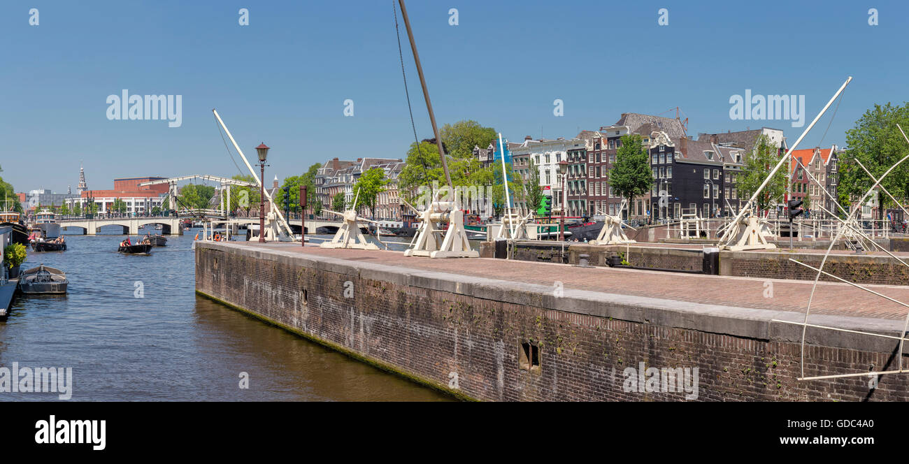Le Skinny Bridge et de la rivière Amstel et bloque Banque D'Images